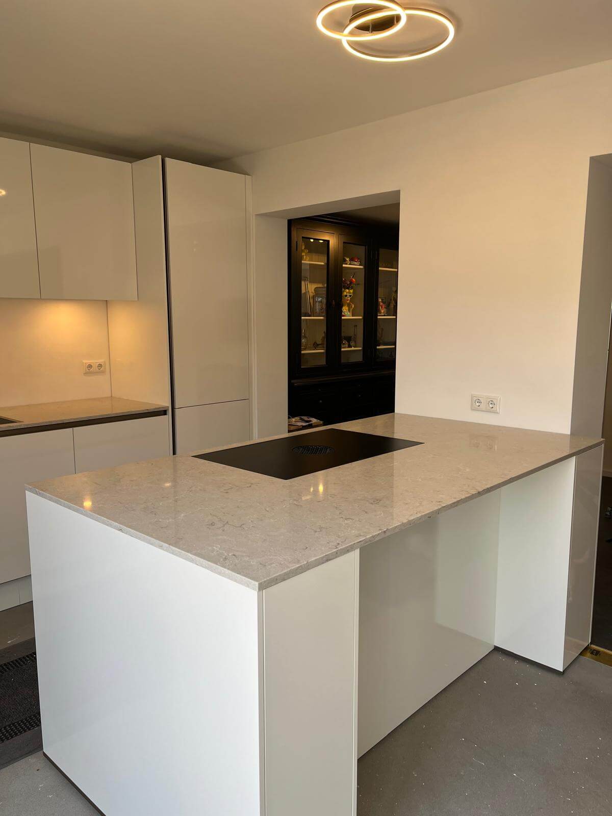 Professionele keukenrenovatie met werkblad installatie