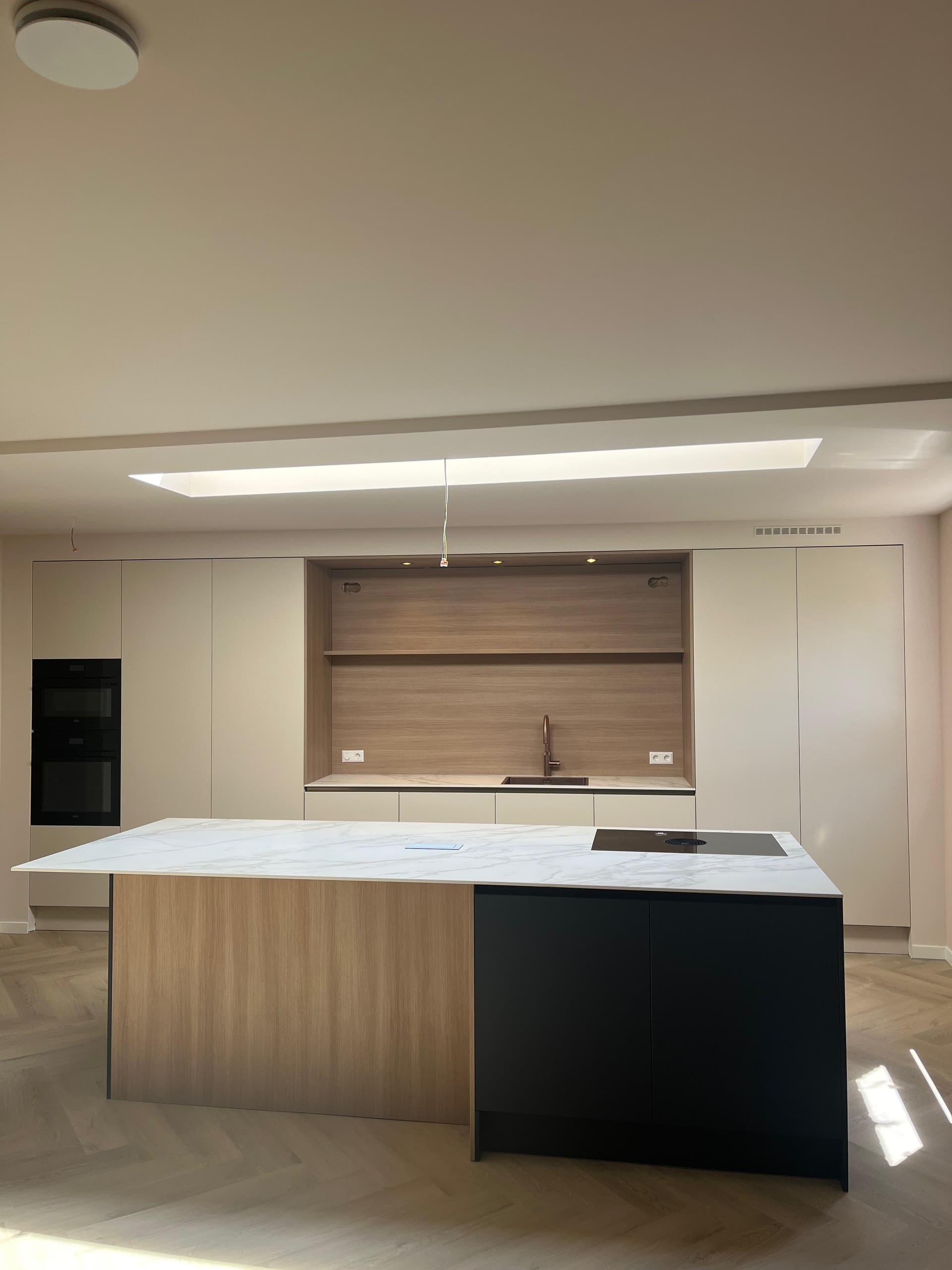 Moderne keuken met groene kasten door Van Kaathoven