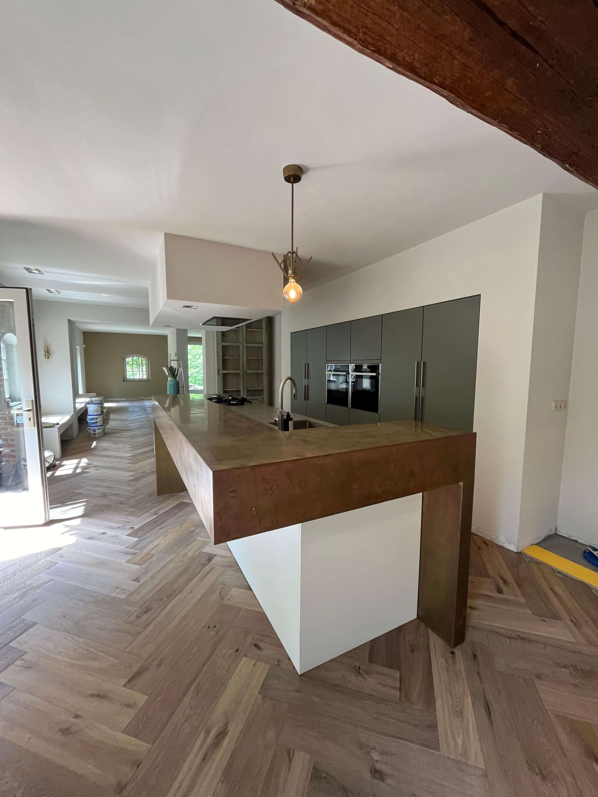 Herinstallatie van keukencomponenten na vloervervanging