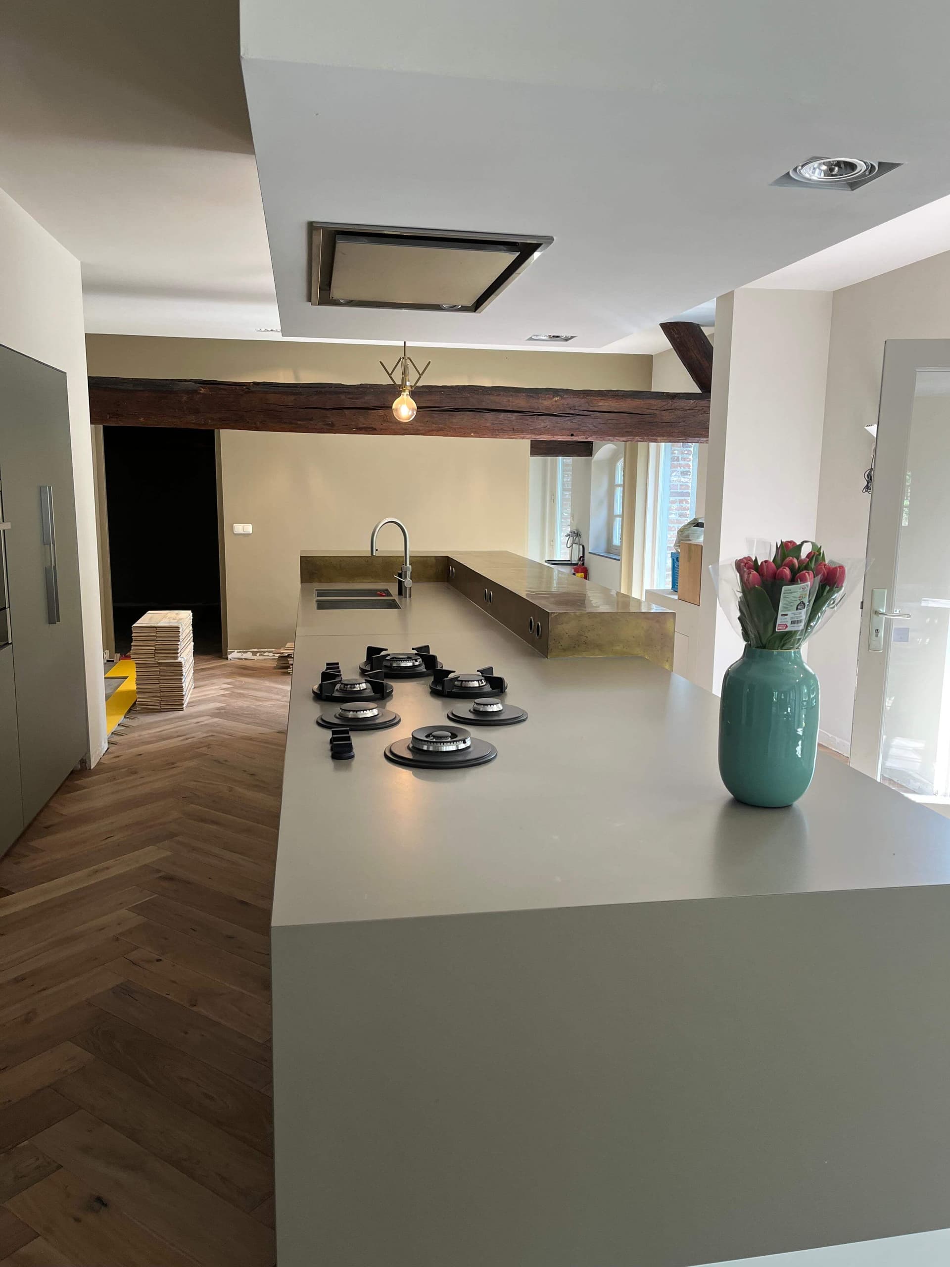 Nieuwe vloer wordt gelegd rondom bestaande keuken