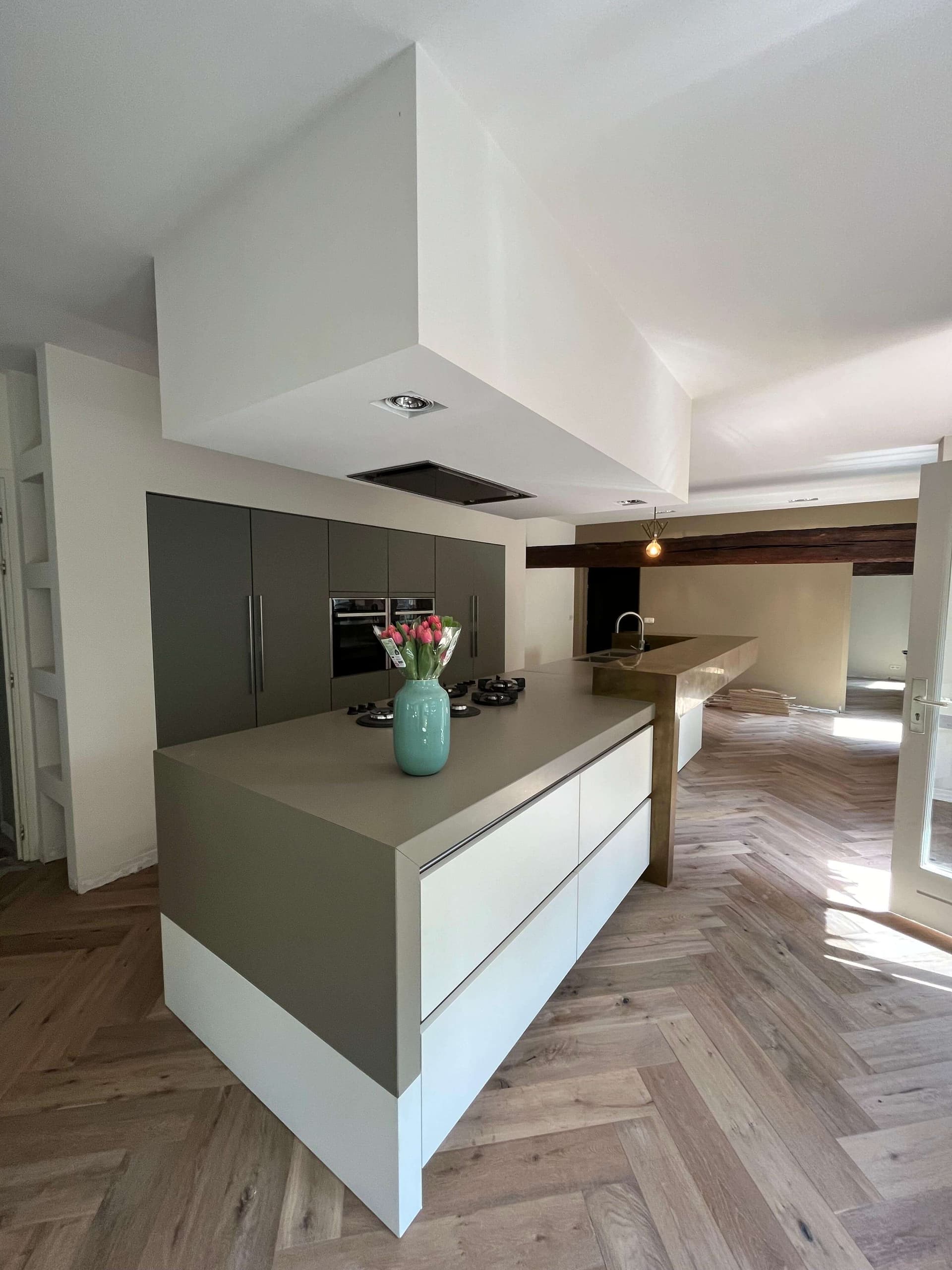 Eindresultaat slimme keukenbehoud tijdens vloervervanging na waterschade